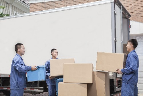 Low-carbon removal van loading furniture for an eco-friendly move